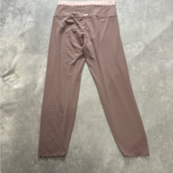 Aerie Two-Tone Scallop Detail Leggings - Picture 5 of 5